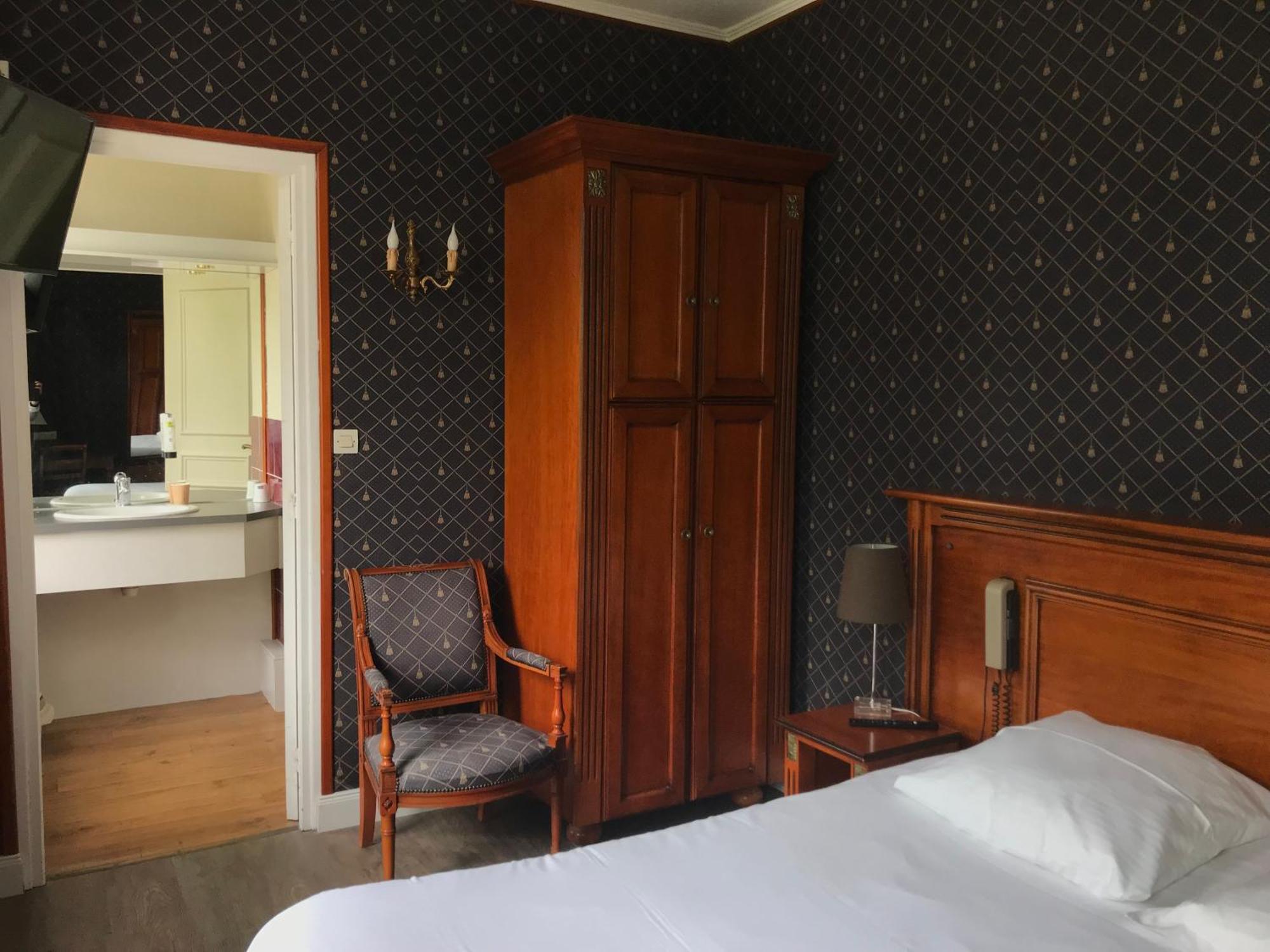 Logis Hotel & Restaurant - Le Chateau Des Tourelles 3 Etoiles Le Wast Bagian luar foto