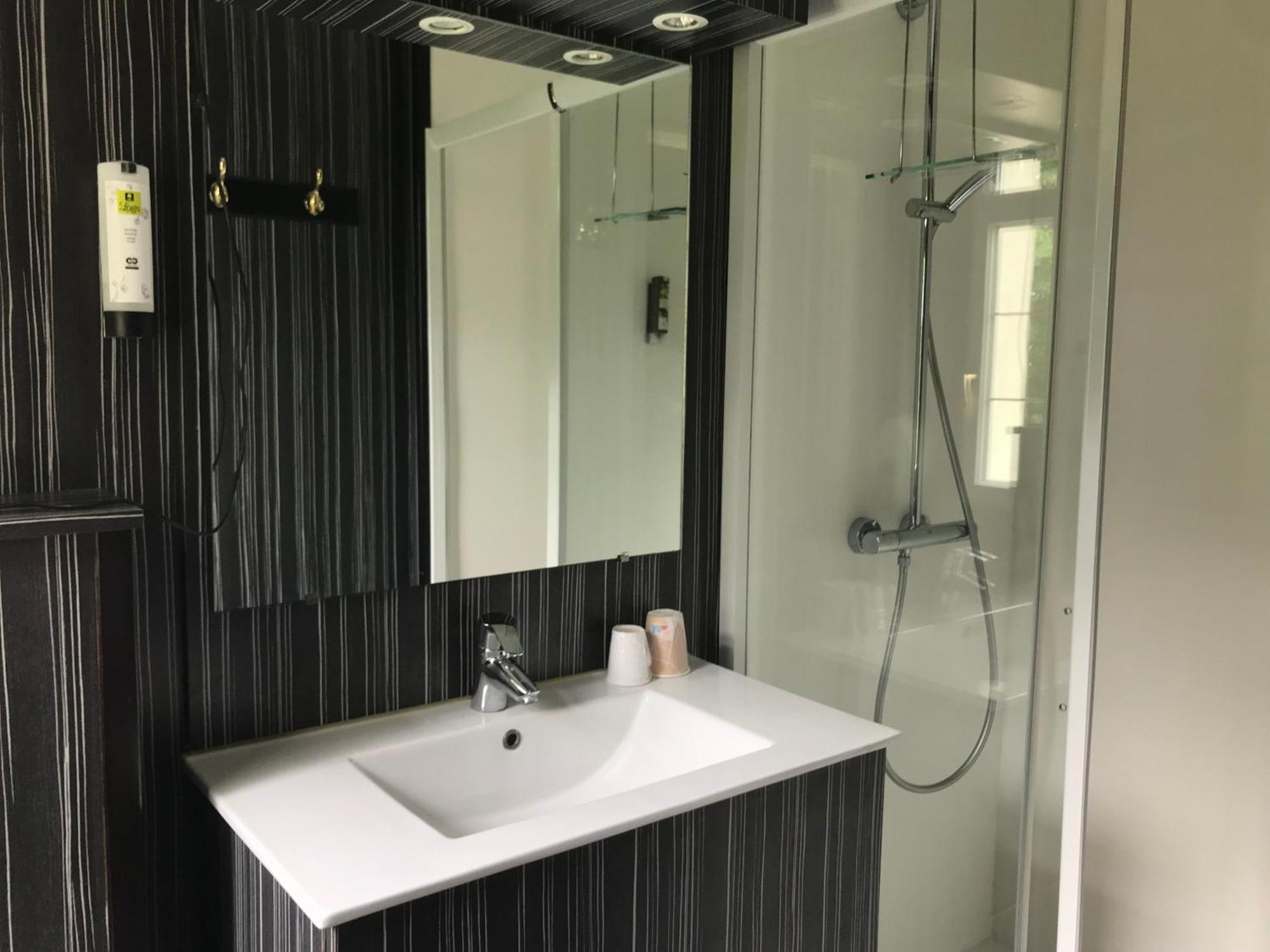 Logis Hotel & Restaurant - Le Chateau Des Tourelles 3 Etoiles Le Wast Bagian luar foto