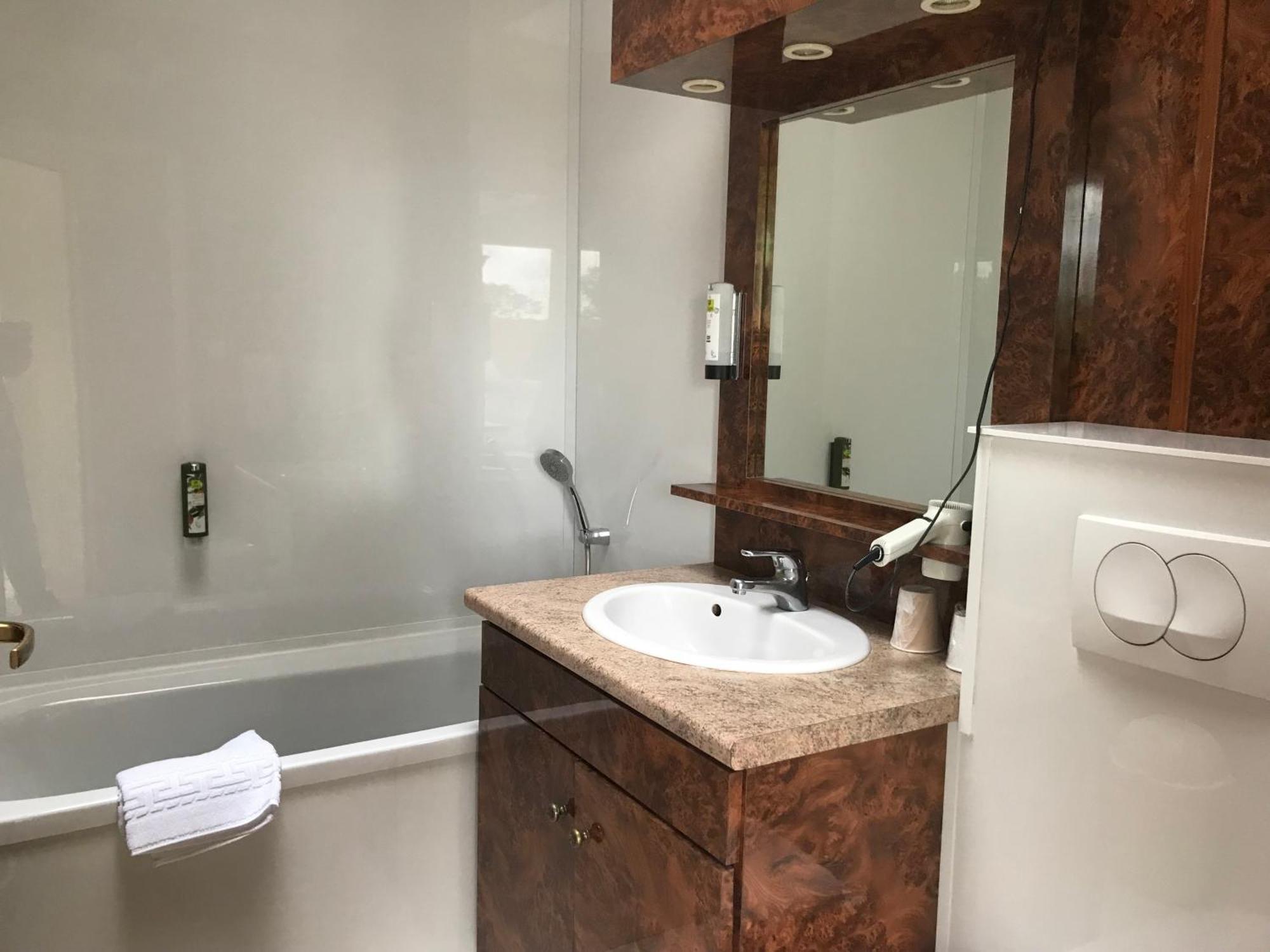 Logis Hotel & Restaurant - Le Chateau Des Tourelles 3 Etoiles Le Wast Bagian luar foto