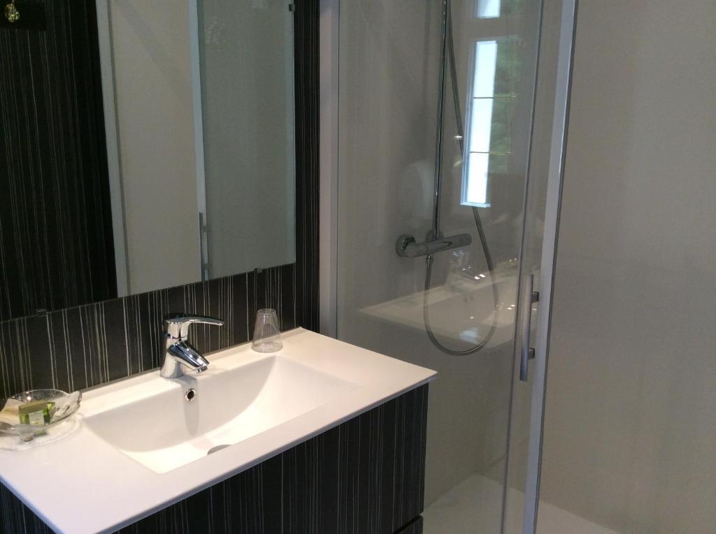 Logis Hotel & Restaurant - Le Chateau Des Tourelles 3 Etoiles Le Wast Ruang foto