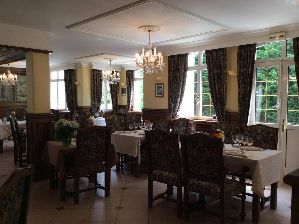 Logis Hotel & Restaurant - Le Chateau Des Tourelles 3 Etoiles Le Wast Bagian luar foto