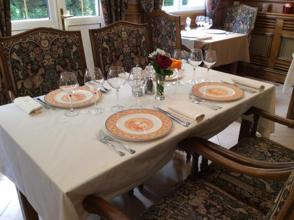 Logis Hotel & Restaurant - Le Chateau Des Tourelles 3 Etoiles Le Wast Bagian luar foto